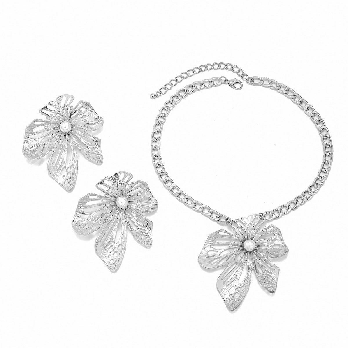 Collier de grande fleur de style vintage exagéré ornement